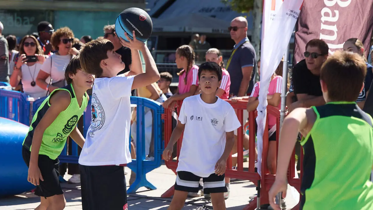 Circuito 3x3 CaixaBank de baloncesto en la Plaza del Castillo de Pamplona. I&Ntilde;IGO ALZUGARAY