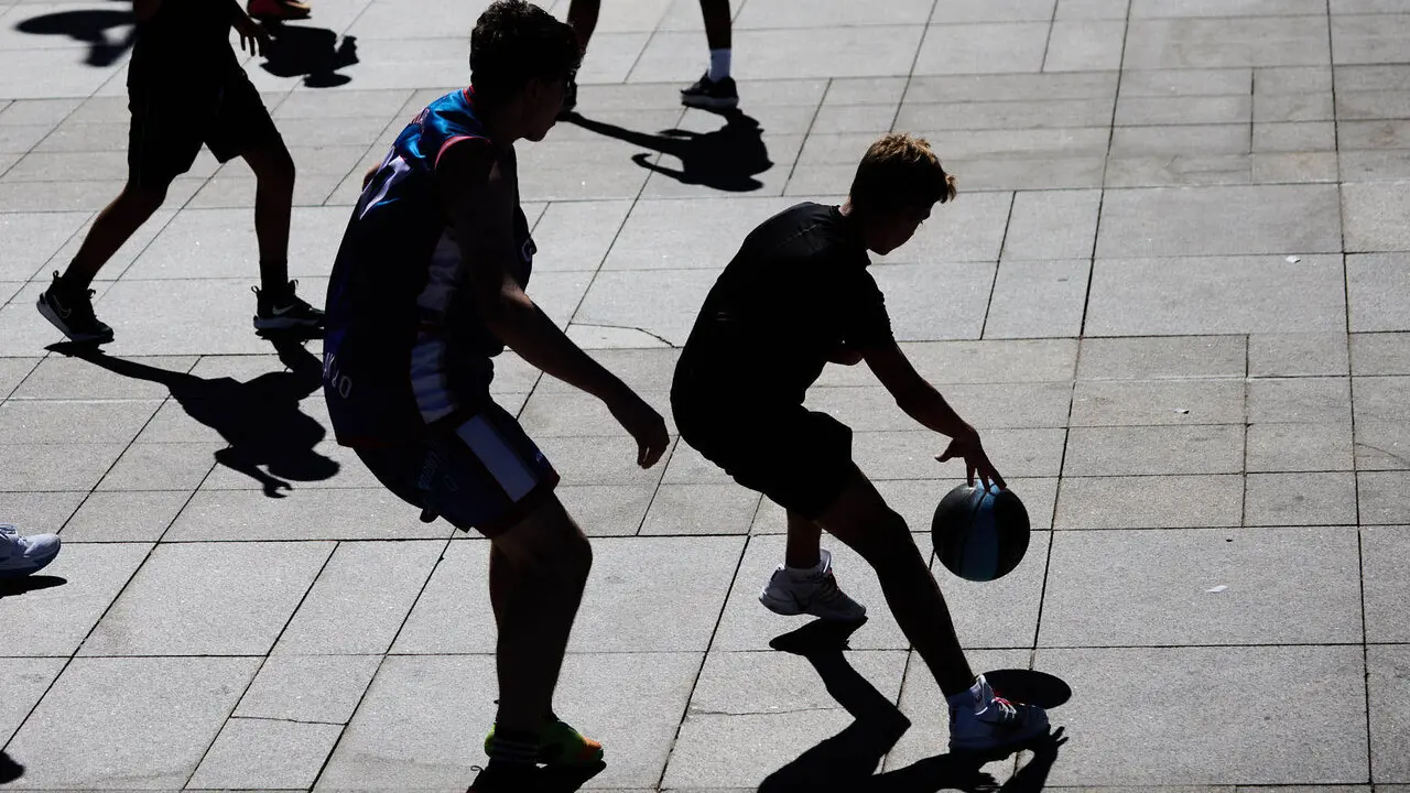 Circuito 3x3 CaixaBank de baloncesto en la Plaza del Castillo de Pamplona. I&Ntilde;IGO ALZUGARAY