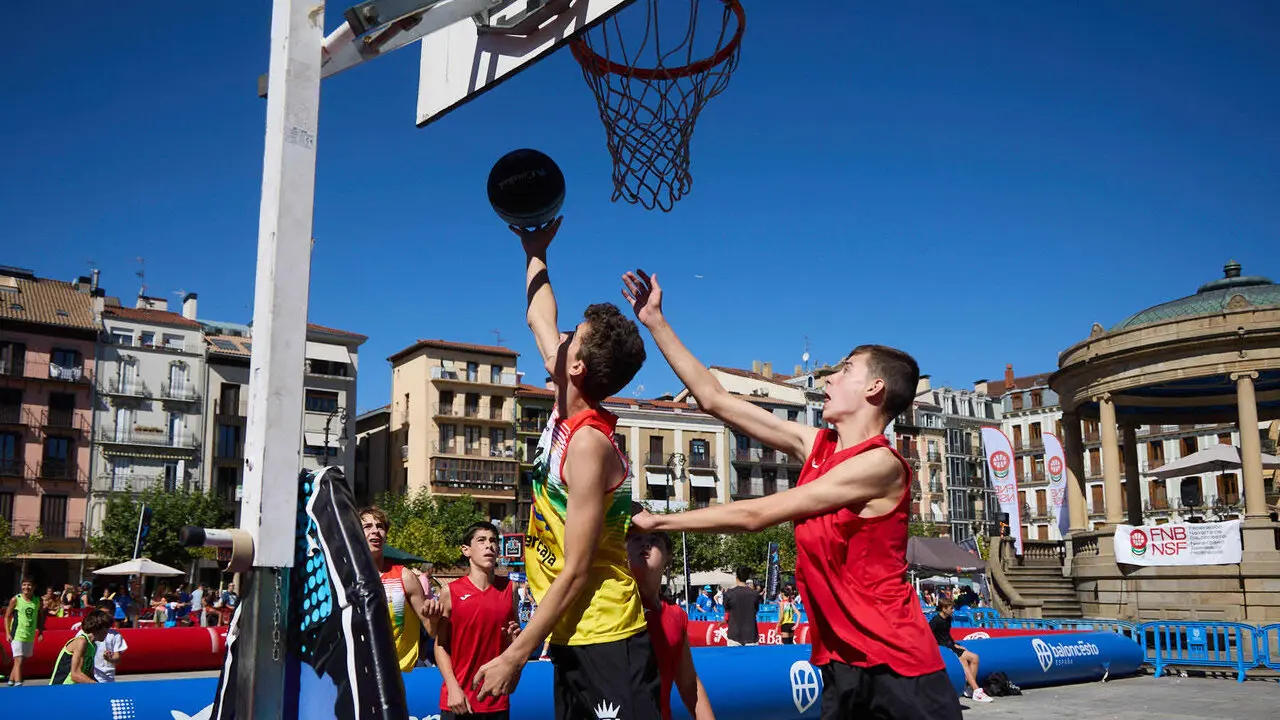 Circuito 3x3 CaixaBank de baloncesto en la Plaza del Castillo de Pamplona. I&Ntilde;IGO ALZUGARAY