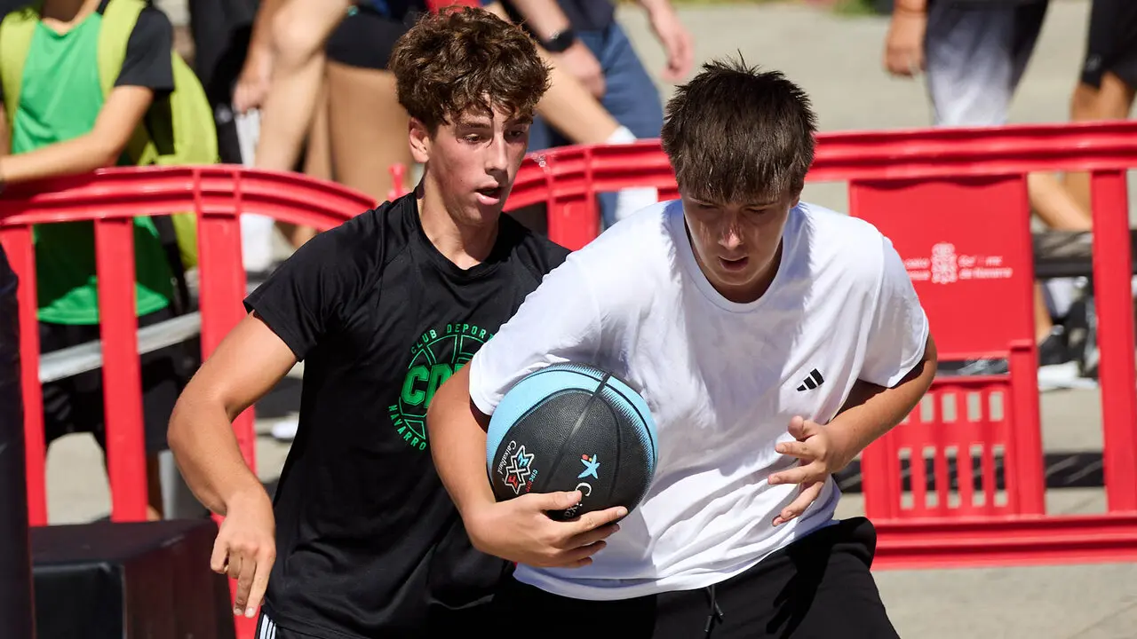 Circuito 3x3 CaixaBank de baloncesto en la Plaza del Castillo de Pamplona. I&Ntilde;IGO ALZUGARAY