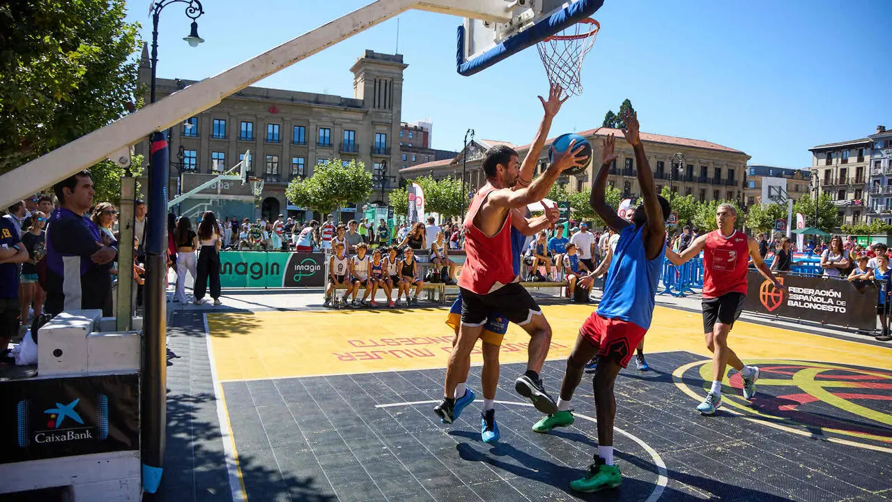 Circuito 3x3 CaixaBank de baloncesto en la Plaza del Castillo de Pamplona. I&Ntilde;IGO ALZUGARAY