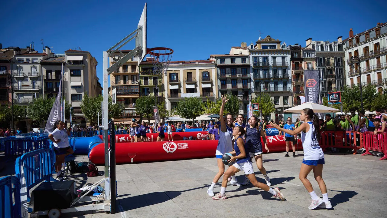 Circuito 3x3 CaixaBank de baloncesto en la Plaza del Castillo de Pamplona. I&Ntilde;IGO ALZUGARAY