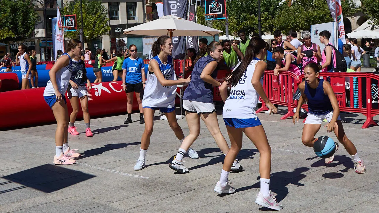 Circuito 3x3 CaixaBank de baloncesto en la Plaza del Castillo de Pamplona. I&Ntilde;IGO ALZUGARAY