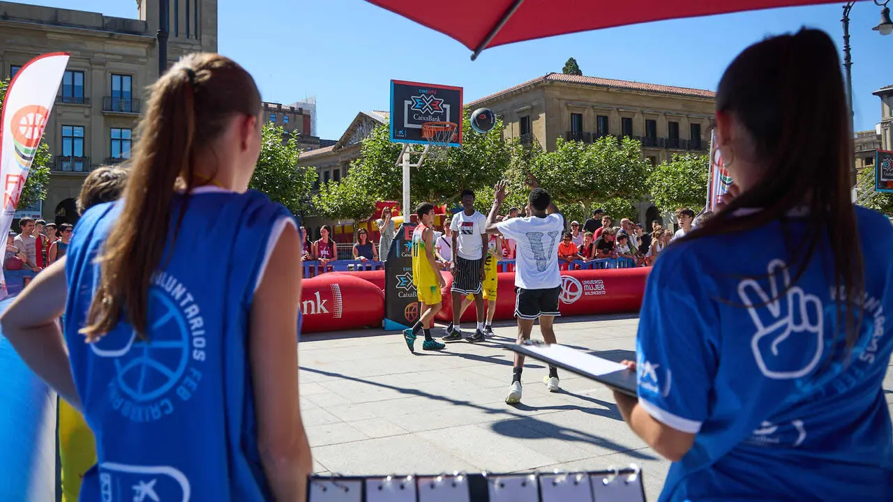 Circuito 3x3 CaixaBank de baloncesto en la Plaza del Castillo de Pamplona. I&Ntilde;IGO ALZUGARAY