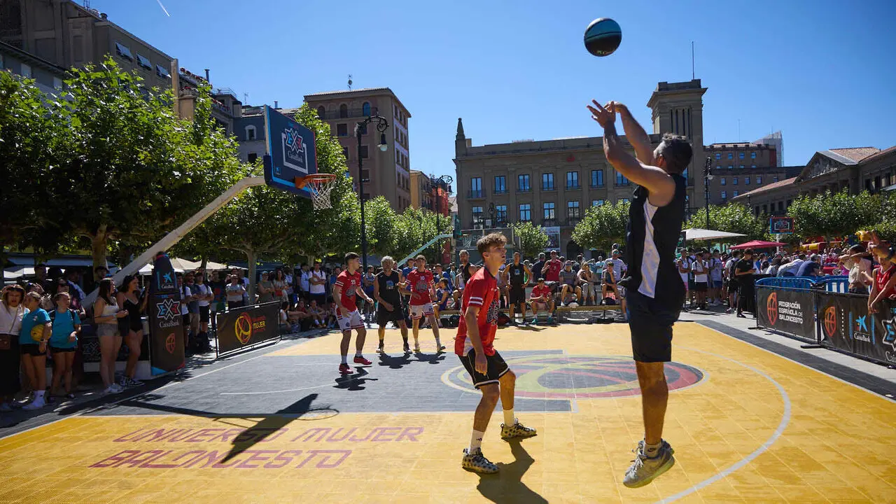 Circuito 3x3 CaixaBank de baloncesto en la Plaza del Castillo de Pamplona. I&Ntilde;IGO ALZUGARAY