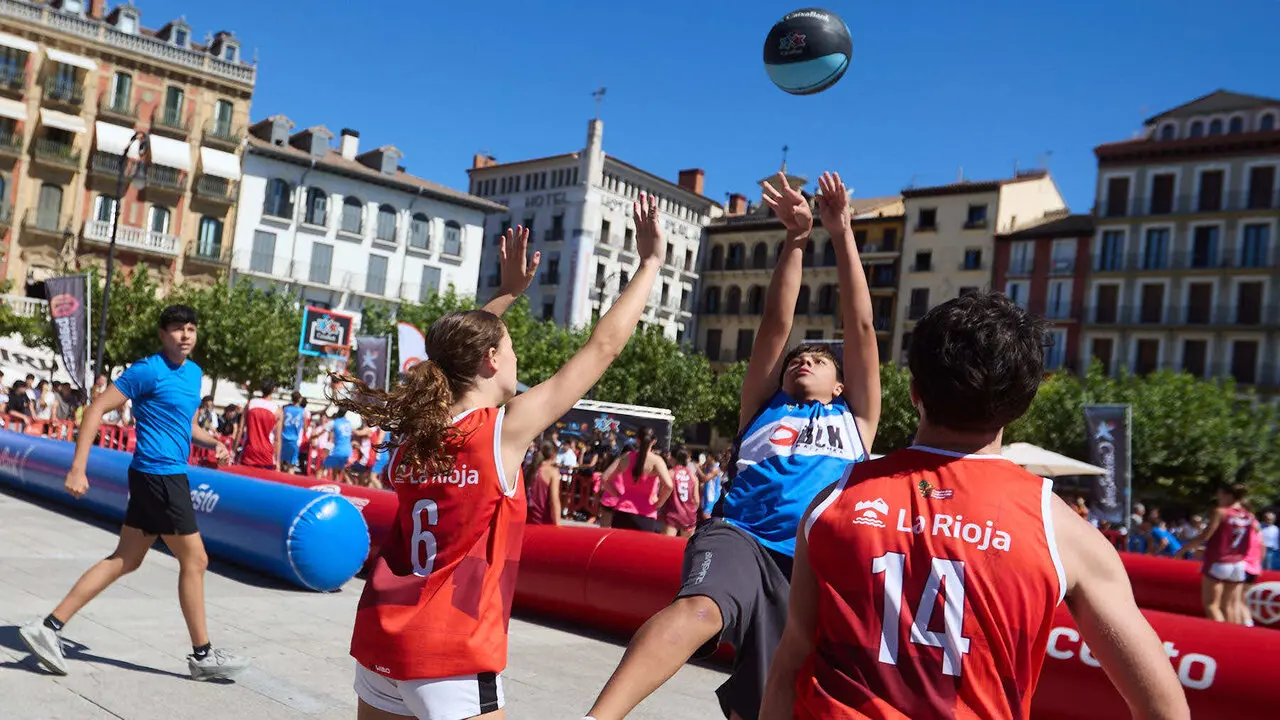 Circuito 3x3 CaixaBank de baloncesto en la Plaza del Castillo de Pamplona. I&Ntilde;IGO ALZUGARAY