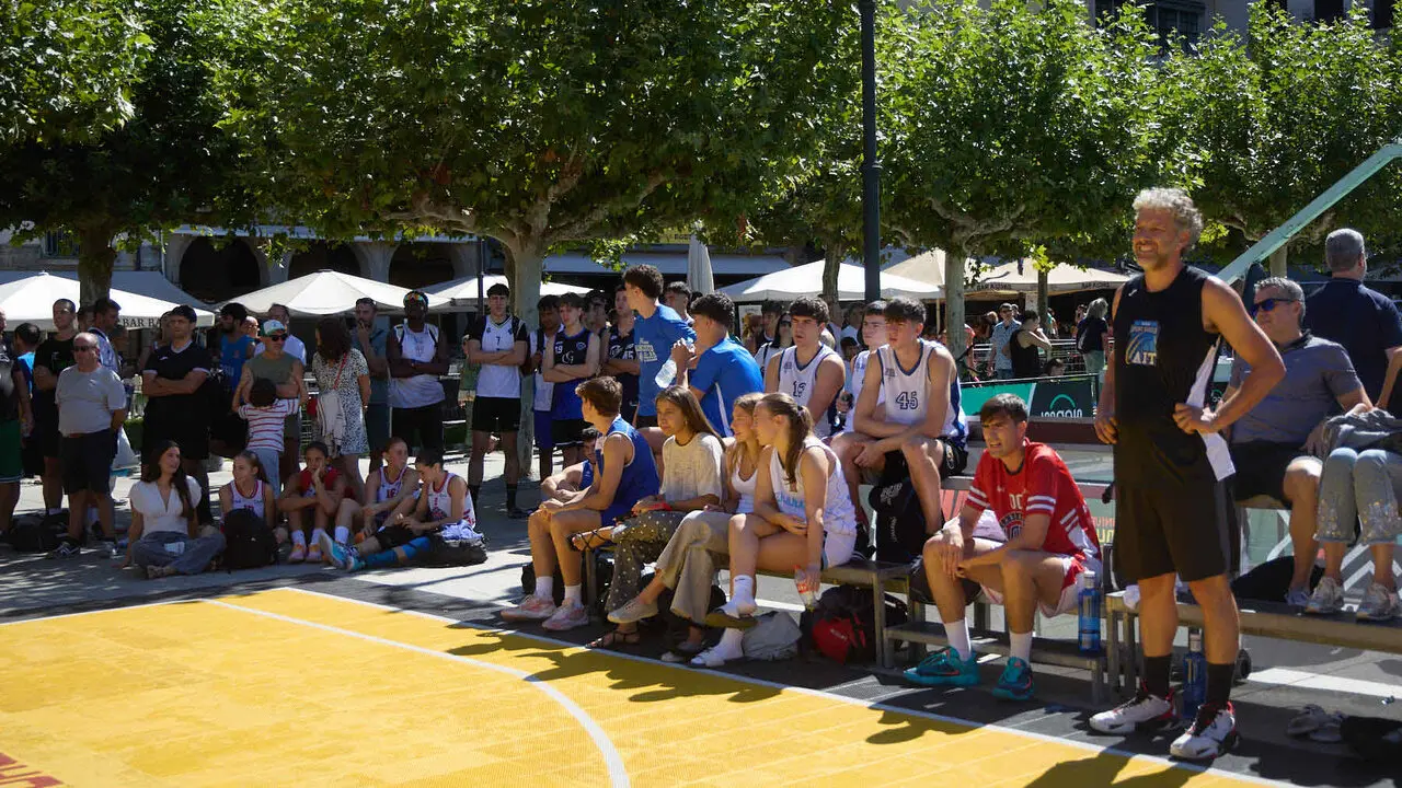 Circuito 3x3 CaixaBank de baloncesto en la Plaza del Castillo de Pamplona. I&Ntilde;IGO ALZUGARAY