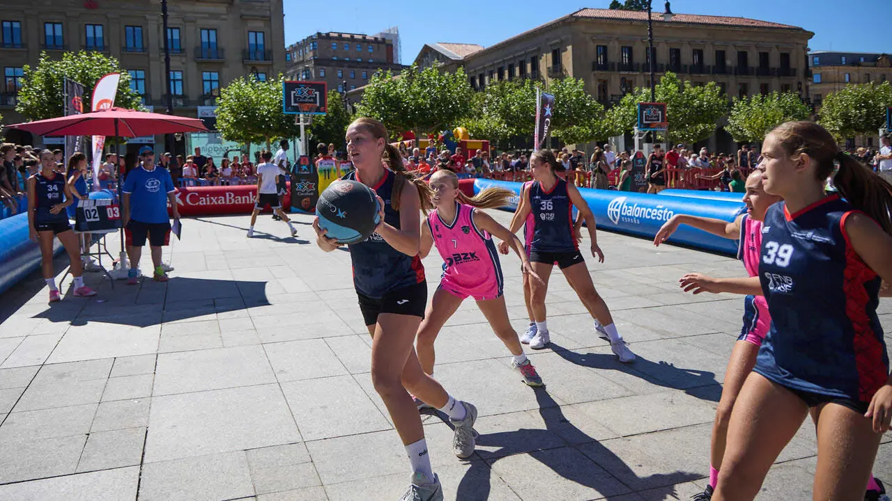 Circuito 3x3 CaixaBank de baloncesto en la Plaza del Castillo de Pamplona. I&Ntilde;IGO ALZUGARAY