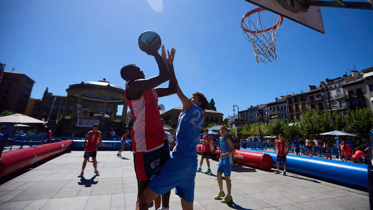 Circuito 3x3 CaixaBank de baloncesto en la Plaza del Castillo de Pamplona. I&Ntilde;IGO ALZUGARAY