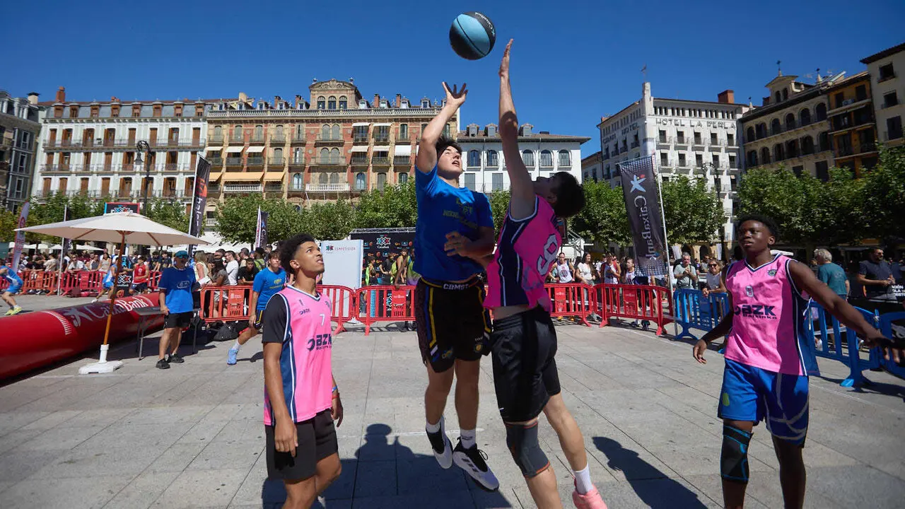 Circuito 3x3 CaixaBank de baloncesto en la Plaza del Castillo de Pamplona. I&Ntilde;IGO ALZUGARAY