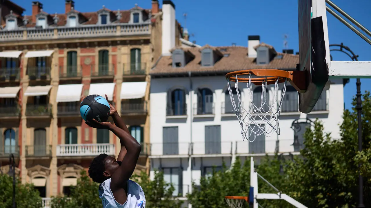Circuito 3x3 CaixaBank de baloncesto en la Plaza del Castillo de Pamplona. I&Ntilde;IGO ALZUGARAY