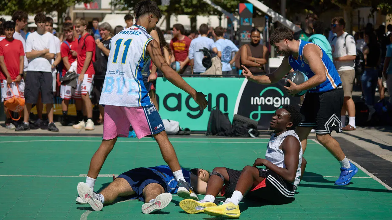 Circuito 3x3 CaixaBank de baloncesto en la Plaza del Castillo de Pamplona. I&Ntilde;IGO ALZUGARAY