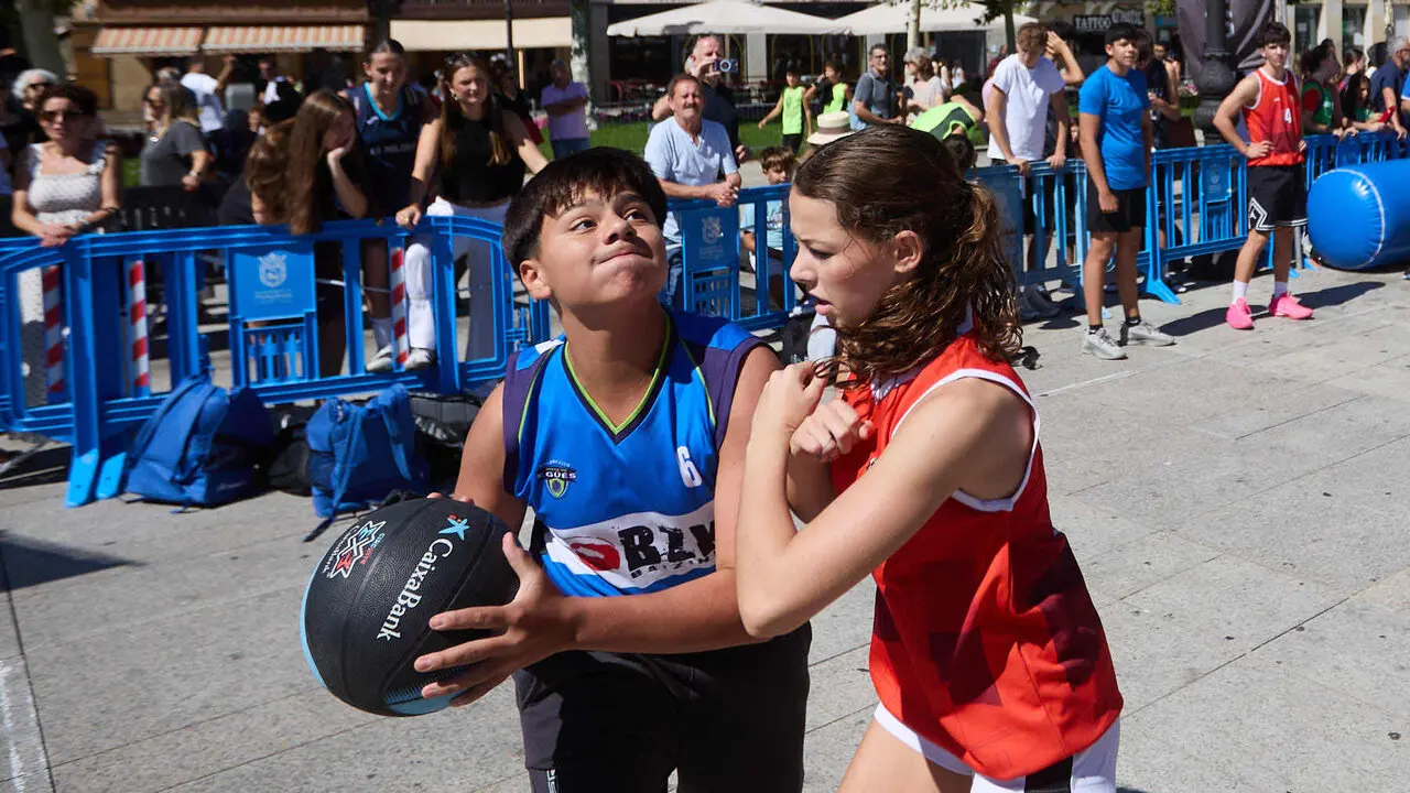 Circuito 3x3 CaixaBank de baloncesto en la Plaza del Castillo de Pamplona. I&Ntilde;IGO ALZUGARAY