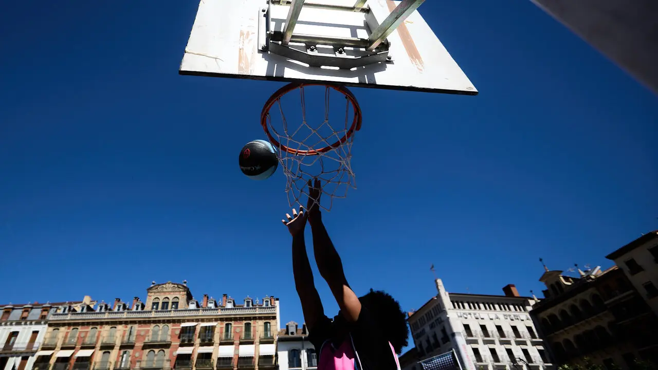 Circuito 3x3 CaixaBank de baloncesto en la Plaza del Castillo de Pamplona. I&Ntilde;IGO ALZUGARAY
