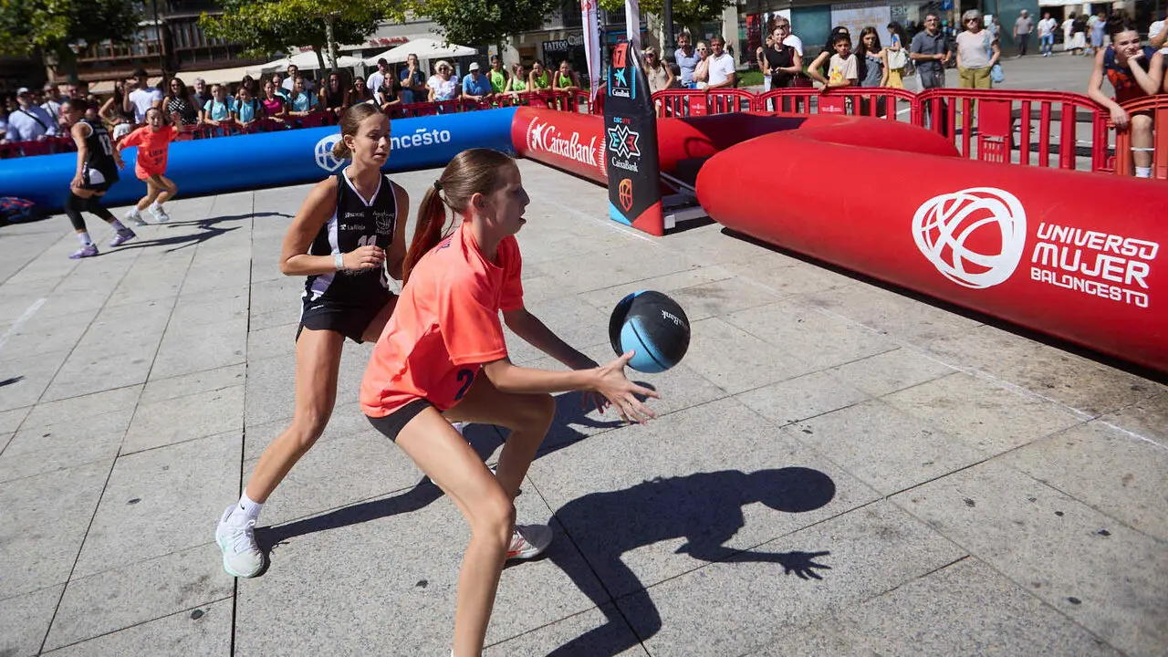 Circuito 3x3 CaixaBank de baloncesto en la Plaza del Castillo de Pamplona. I&Ntilde;IGO ALZUGARAY