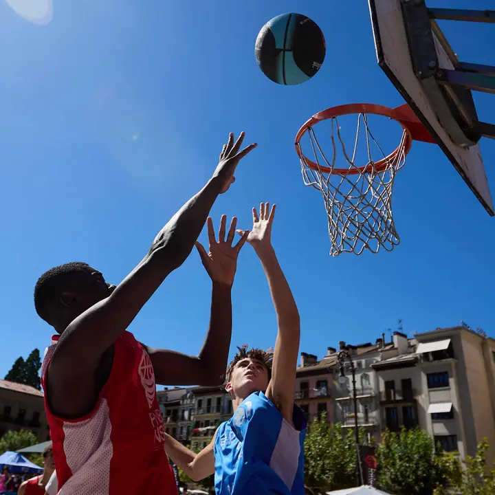 Circuito 3x3 CaixaBank de baloncesto en la Plaza del Castillo de Pamplona. I&Ntilde;IGO ALZUGARAY