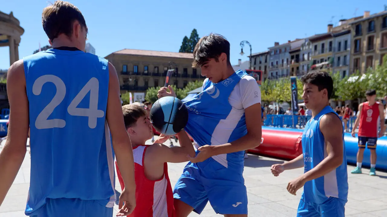 Circuito 3x3 CaixaBank de baloncesto en la Plaza del Castillo de Pamplona. I&Ntilde;IGO ALZUGARAY