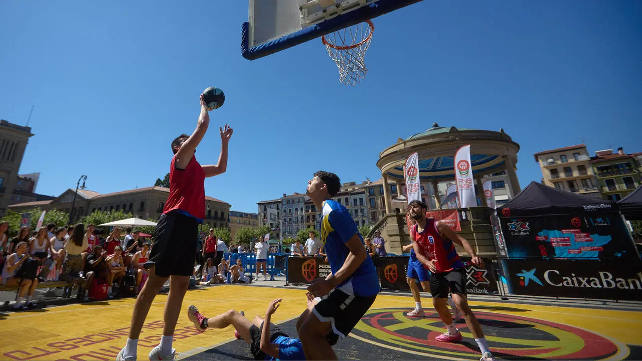 Circuito 3x3 CaixaBank de baloncesto en la Plaza del Castillo de Pamplona. I&Ntilde;IGO ALZUGARAY