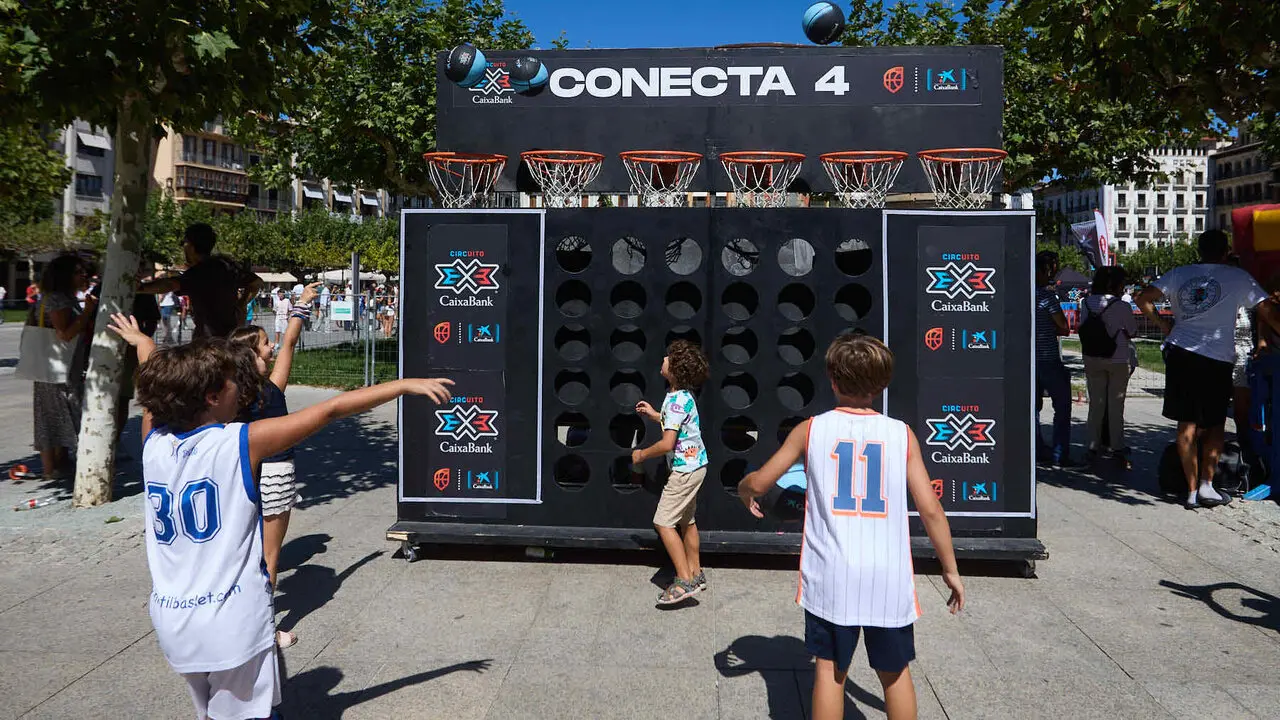 Circuito 3x3 CaixaBank de baloncesto en la Plaza del Castillo de Pamplona. I&Ntilde;IGO ALZUGARAY