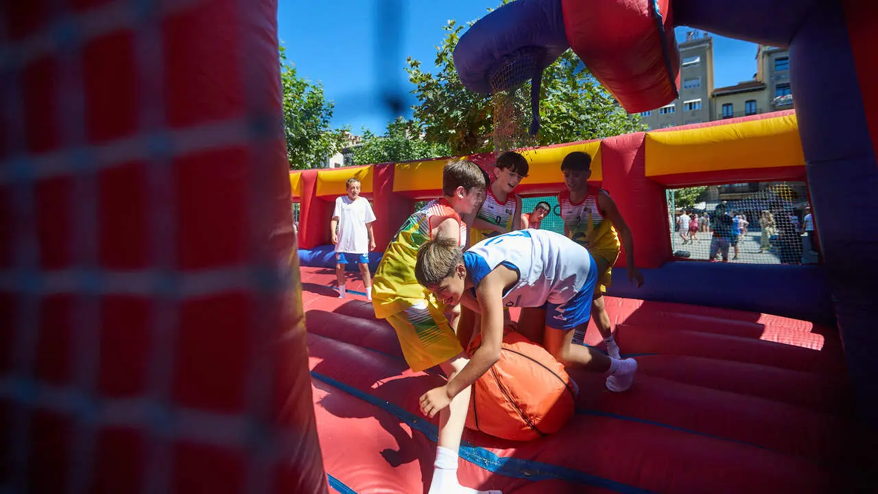 Circuito 3x3 CaixaBank de baloncesto en la Plaza del Castillo de Pamplona. I&Ntilde;IGO ALZUGARAY