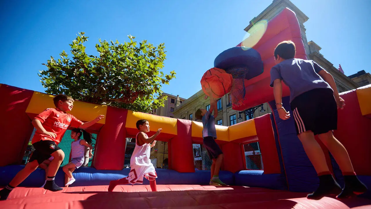 Circuito 3x3 CaixaBank de baloncesto en la Plaza del Castillo de Pamplona. I&Ntilde;IGO ALZUGARAY