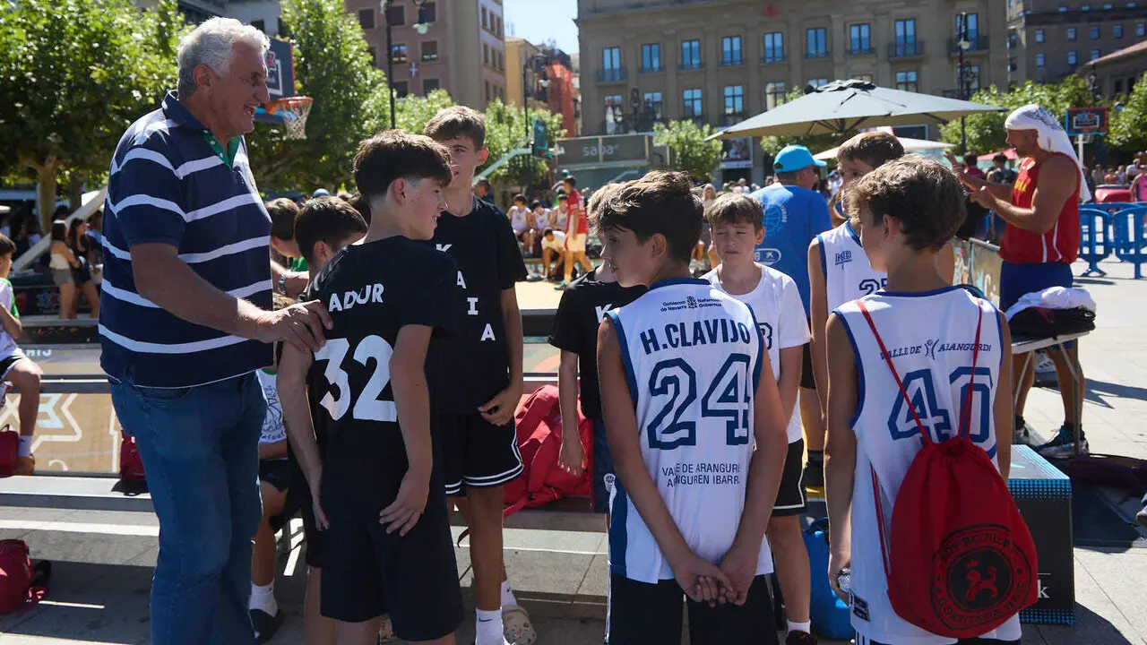 Circuito 3x3 CaixaBank de baloncesto en la Plaza del Castillo de Pamplona. I&Ntilde;IGO ALZUGARAY