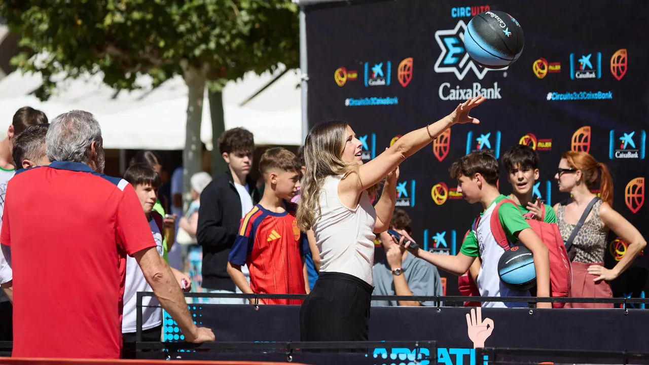 Circuito 3x3 CaixaBank de baloncesto en la Plaza del Castillo de Pamplona. I&Ntilde;IGO ALZUGARAY