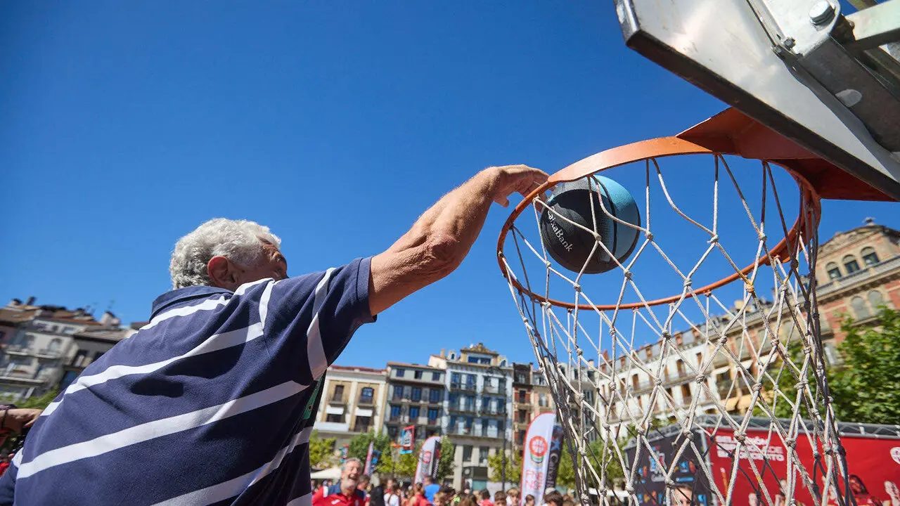 Circuito 3x3 CaixaBank de baloncesto en la Plaza del Castillo de Pamplona. I&Ntilde;IGO ALZUGARAY