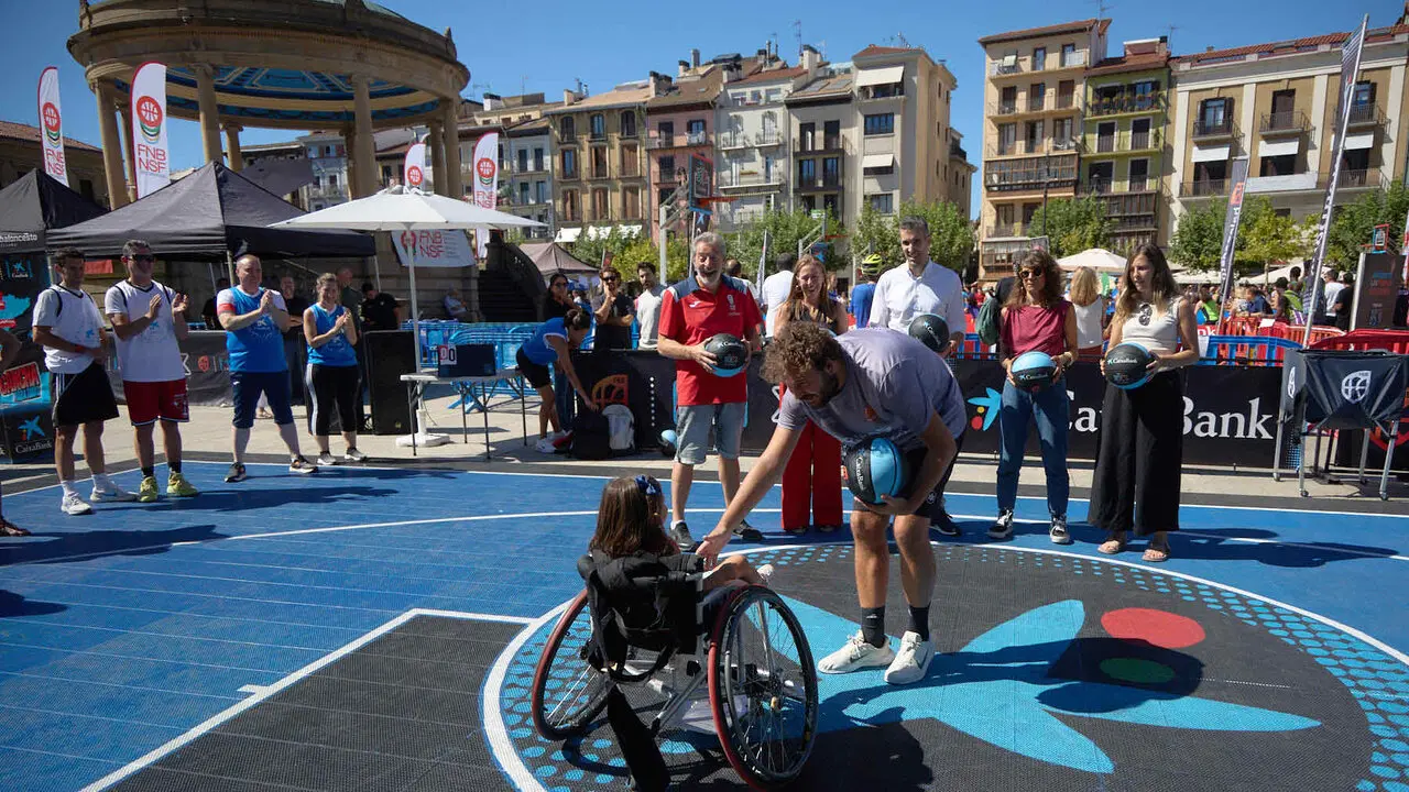Circuito 3x3 CaixaBank de baloncesto en la Plaza del Castillo de Pamplona. I&Ntilde;IGO ALZUGARAY