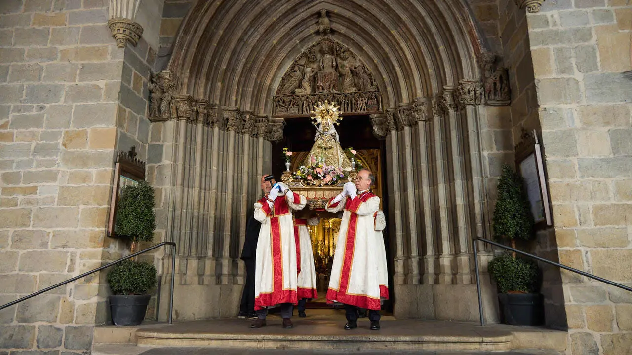 Procesi&oacute;n de la Virgen del Camino, acompa&ntilde;ada por San Saturnino,  por las calles de Pamplona. I&Ntilde;IGO ALZUGARAY