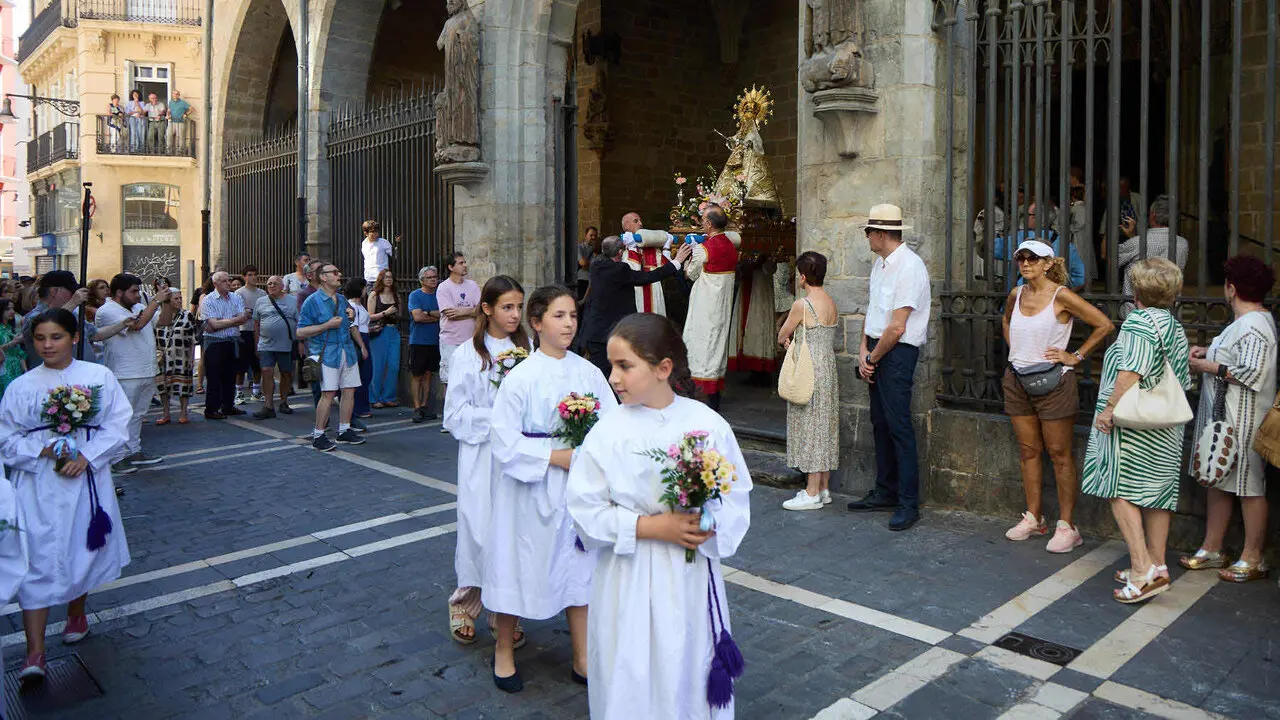 Procesi&oacute;n de la Virgen del Camino, acompa&ntilde;ada por San Saturnino,  por las calles de Pamplona. I&Ntilde;IGO ALZUGARAY