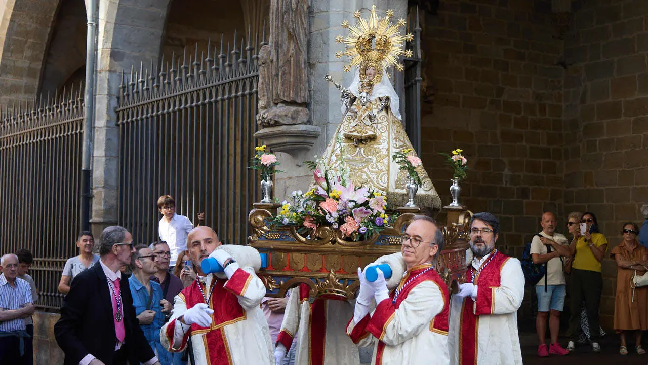 Procesi&oacute;n de la Virgen del Camino, acompa&ntilde;ada por San Saturnino,  por las calles de Pamplona. I&Ntilde;IGO ALZUGARAY