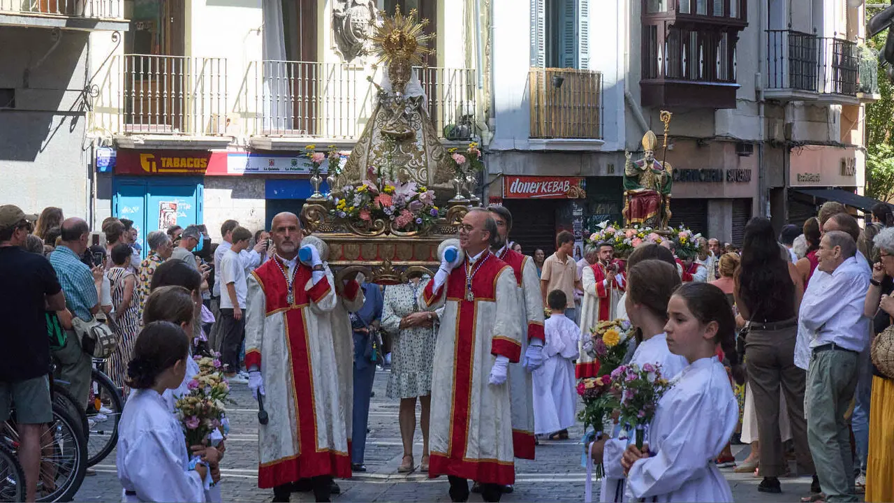 Procesi&oacute;n de la Virgen del Camino, acompa&ntilde;ada por San Saturnino,  por las calles de Pamplona. I&Ntilde;IGO ALZUGARAY