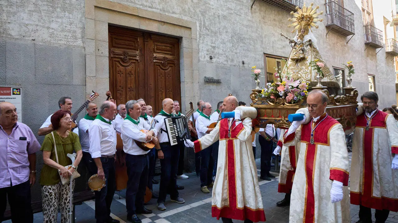 Procesi&oacute;n de la Virgen del Camino, acompa&ntilde;ada por San Saturnino,  por las calles de Pamplona. I&Ntilde;IGO ALZUGARAY