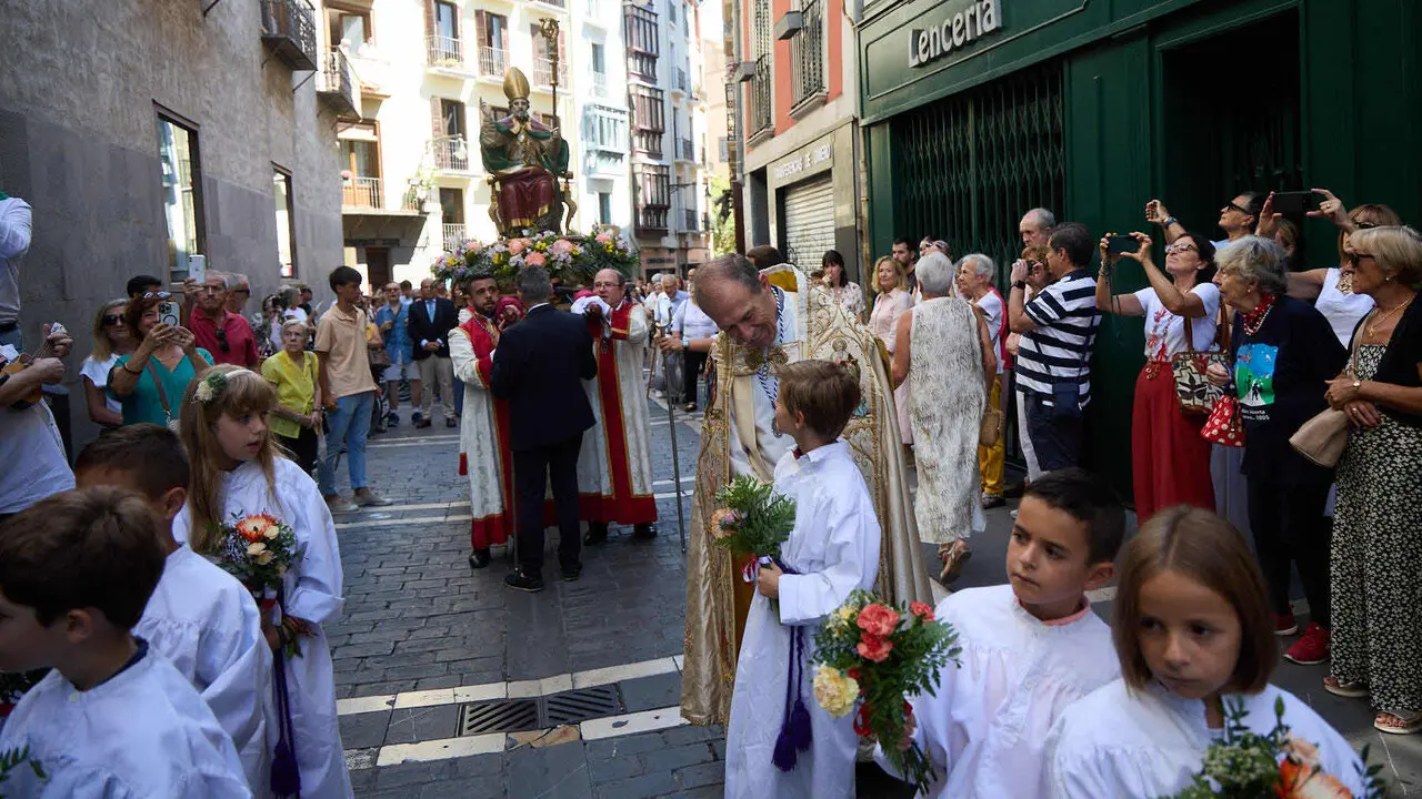 Procesi&oacute;n de la Virgen del Camino, acompa&ntilde;ada por San Saturnino,  por las calles de Pamplona. I&Ntilde;IGO ALZUGARAY