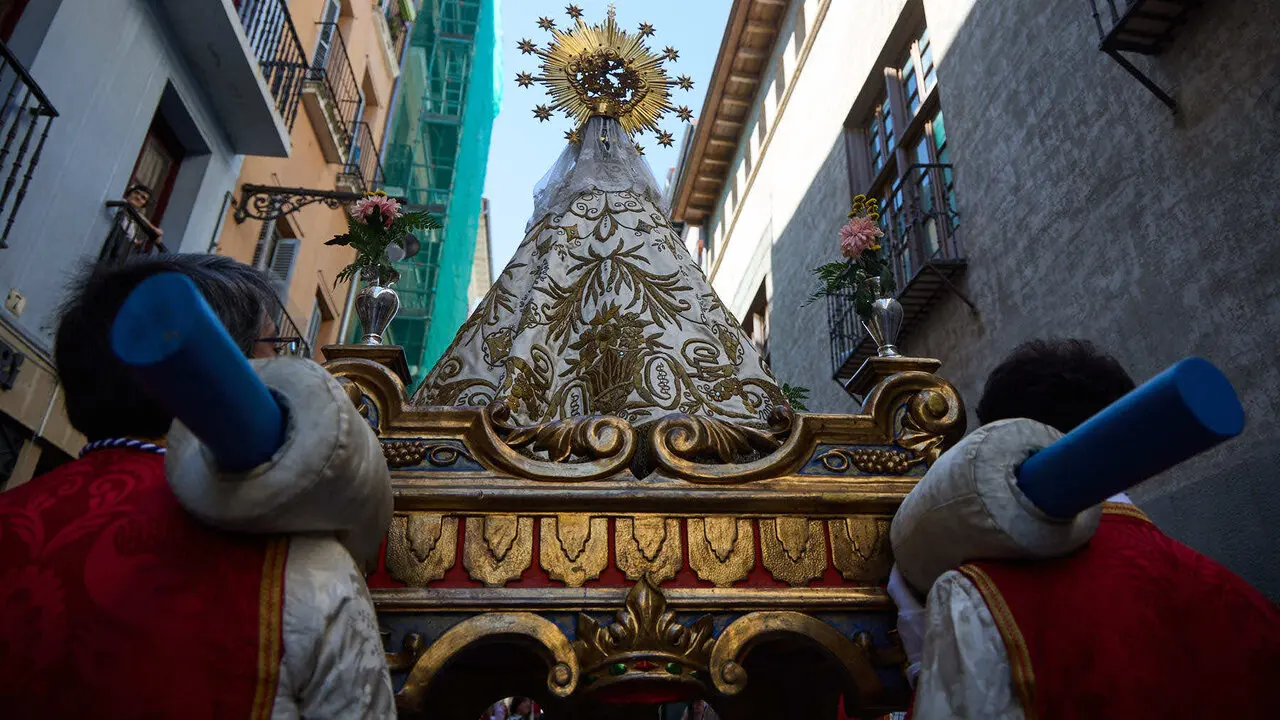 Procesi&oacute;n de la Virgen del Camino, acompa&ntilde;ada por San Saturnino,  por las calles de Pamplona. I&Ntilde;IGO ALZUGARAY