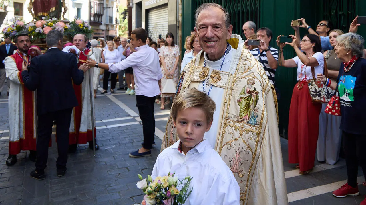 Procesi&oacute;n de la Virgen del Camino, acompa&ntilde;ada por San Saturnino,  por las calles de Pamplona. I&Ntilde;IGO ALZUGARAY