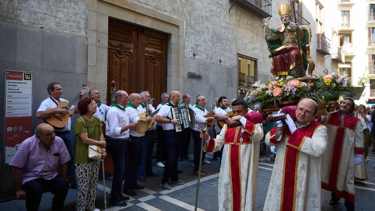 Procesi&oacute;n de la Virgen del Camino, acompa&ntilde;ada por San Saturnino,  por las calles de Pamplona. I&Ntilde;IGO ALZUGARAY