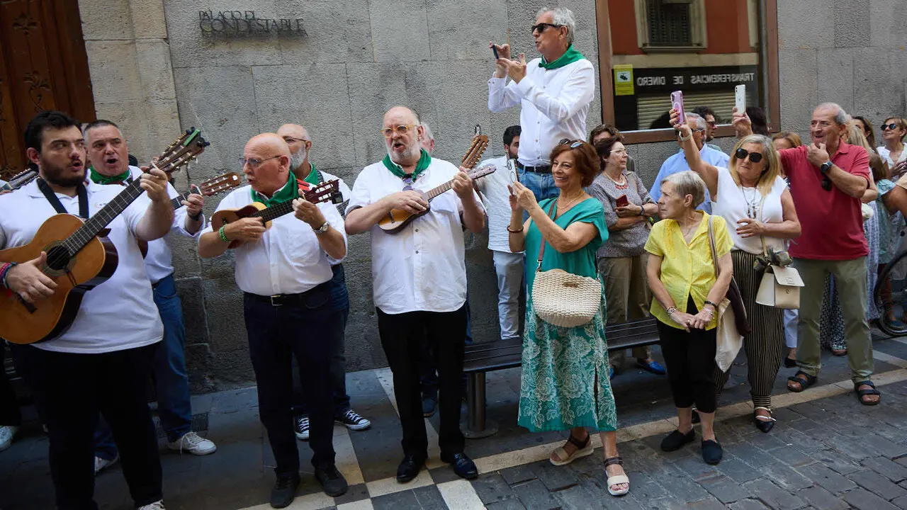 Procesi&oacute;n de la Virgen del Camino, acompa&ntilde;ada por San Saturnino,  por las calles de Pamplona. I&Ntilde;IGO ALZUGARAY