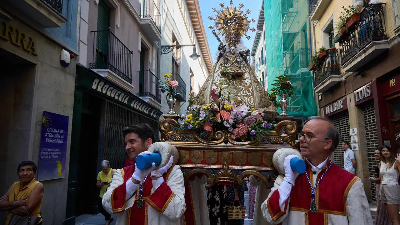 Procesi&oacute;n de la Virgen del Camino, acompa&ntilde;ada por San Saturnino,  por las calles de Pamplona. I&Ntilde;IGO ALZUGARAY
