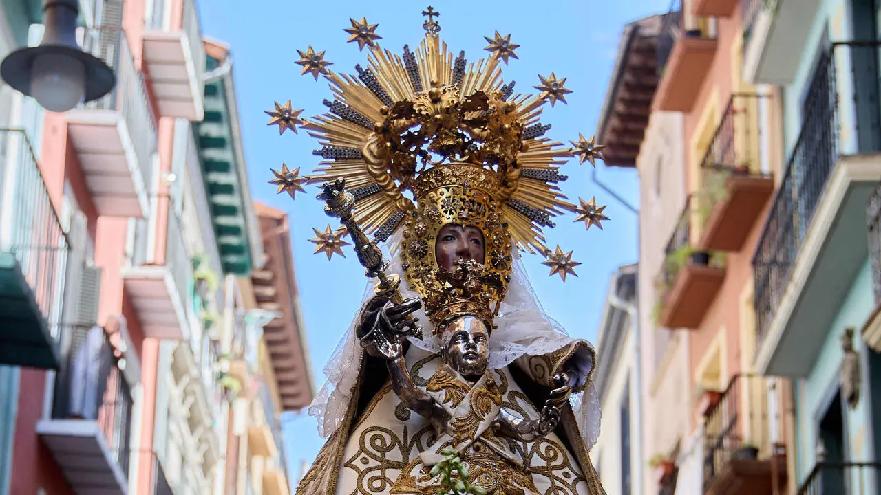 Procesi&oacute;n de la Virgen del Camino, acompa&ntilde;ada por San Saturnino,  por las calles de Pamplona. I&Ntilde;IGO ALZUGARAY