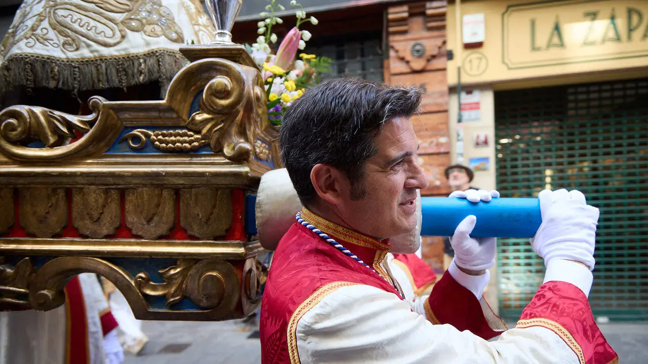 Procesi&oacute;n de la Virgen del Camino, acompa&ntilde;ada por San Saturnino,  por las calles de Pamplona. I&Ntilde;IGO ALZUGARAY