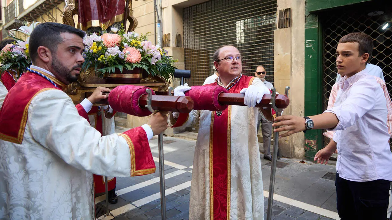 Procesi&oacute;n de la Virgen del Camino, acompa&ntilde;ada por San Saturnino,  por las calles de Pamplona. I&Ntilde;IGO ALZUGARAY