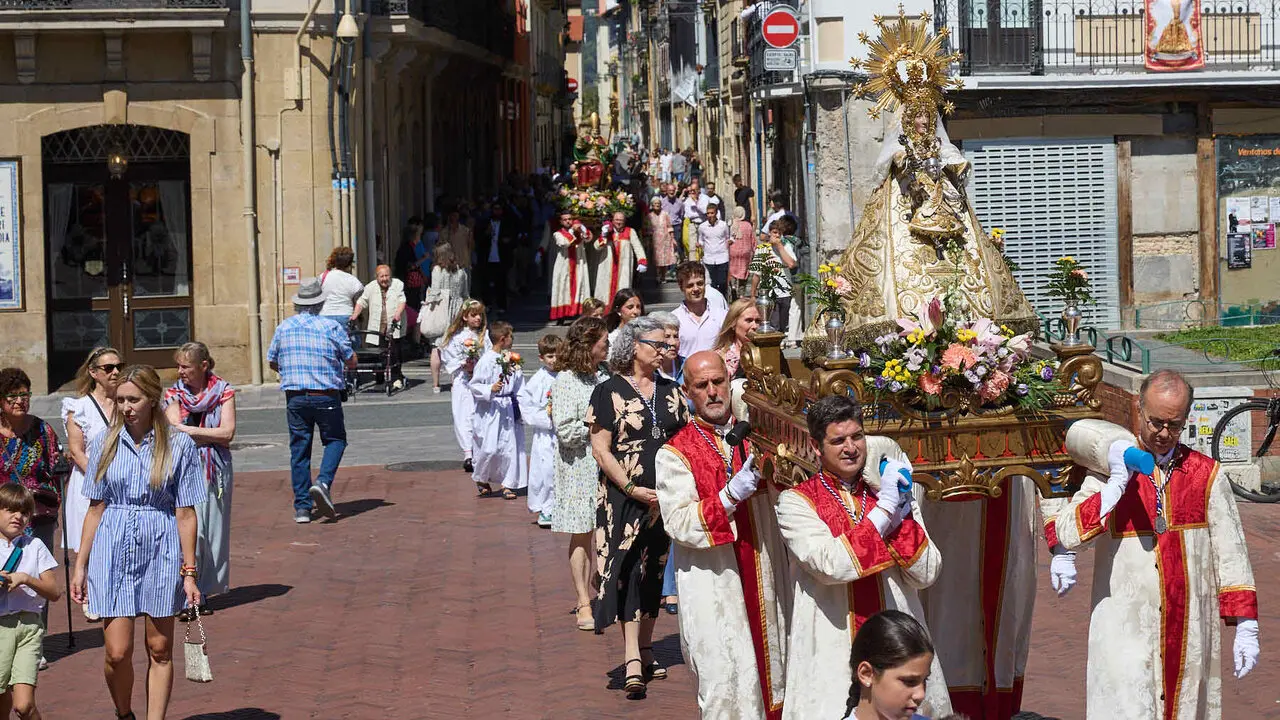Procesi&oacute;n de la Virgen del Camino, acompa&ntilde;ada por San Saturnino,  por las calles de Pamplona. I&Ntilde;IGO ALZUGARAY