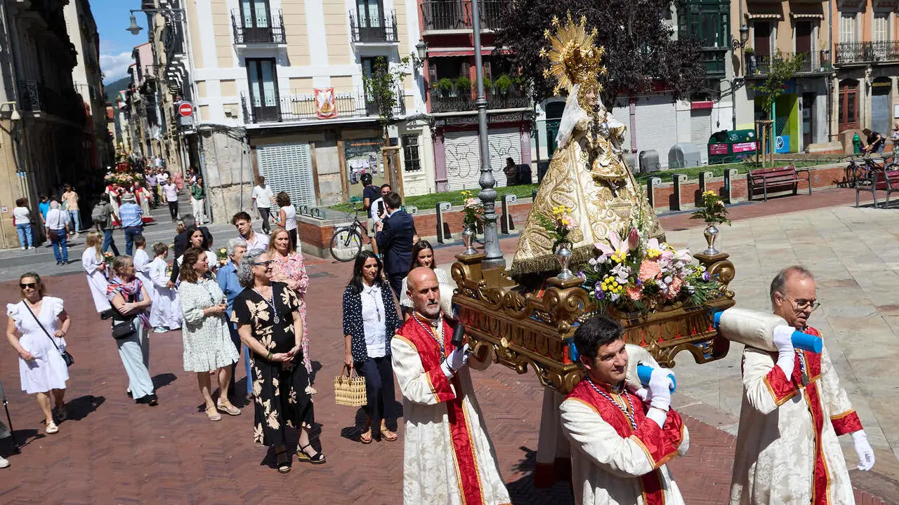 Procesi&oacute;n de la Virgen del Camino, acompa&ntilde;ada por San Saturnino,  por las calles de Pamplona. I&Ntilde;IGO ALZUGARAY