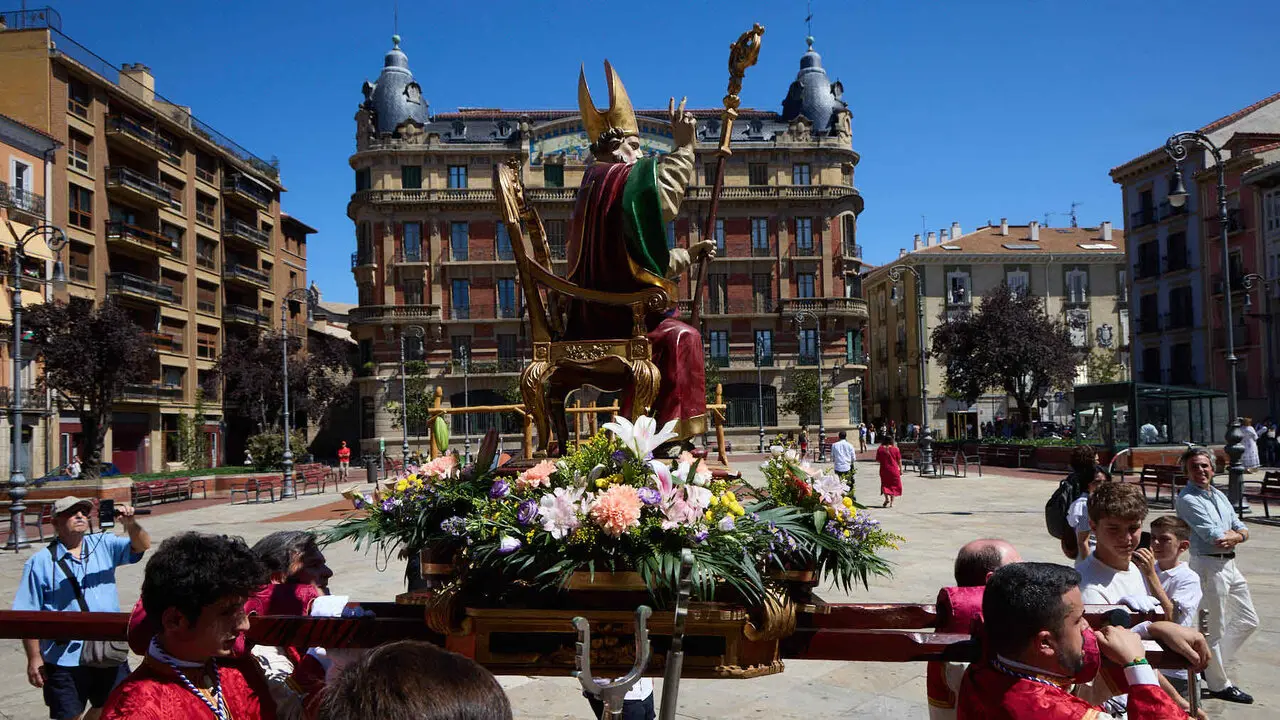 Procesi&oacute;n de la Virgen del Camino, acompa&ntilde;ada por San Saturnino,  por las calles de Pamplona. I&Ntilde;IGO ALZUGARAY