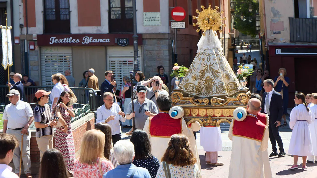 Procesi&oacute;n de la Virgen del Camino, acompa&ntilde;ada por San Saturnino,  por las calles de Pamplona. I&Ntilde;IGO ALZUGARAY