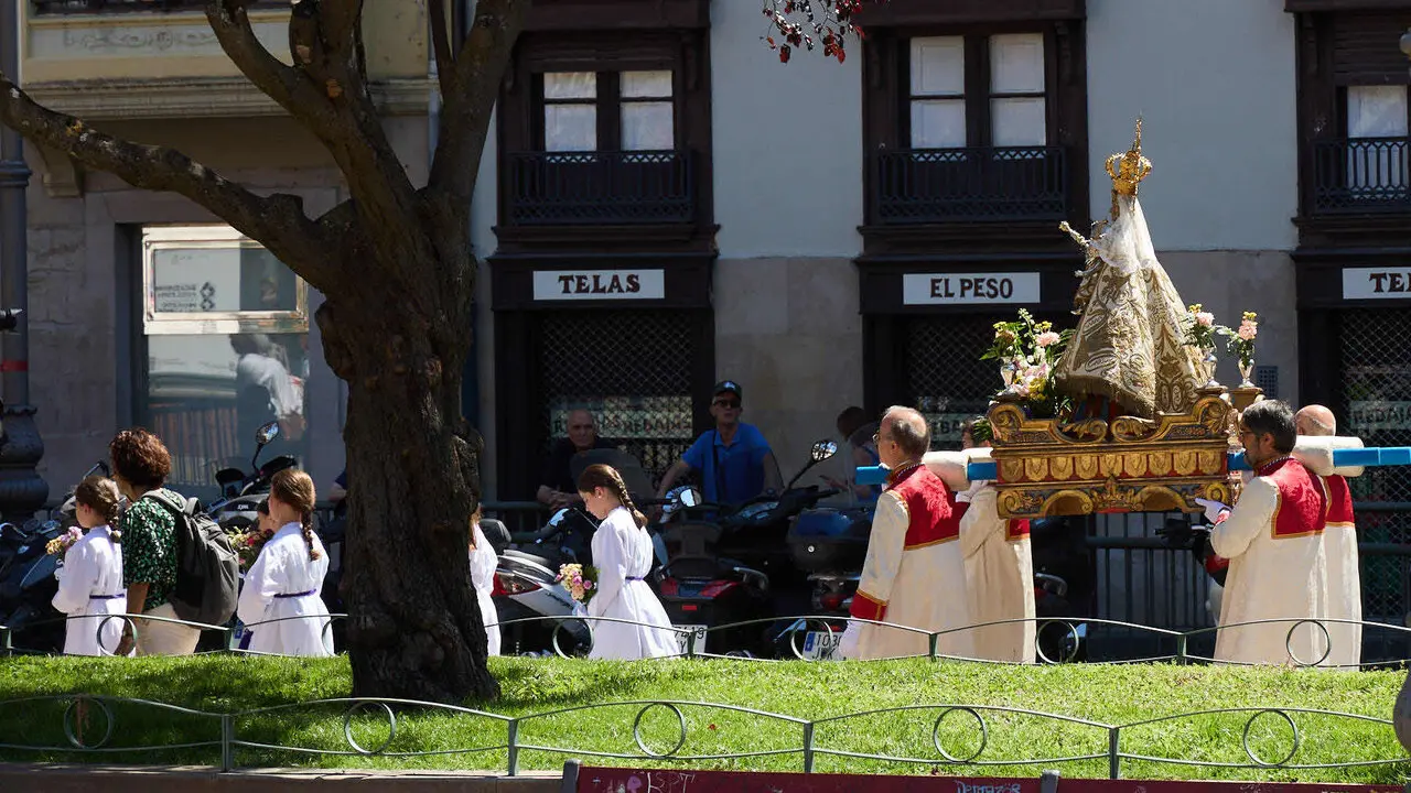 Procesi&oacute;n de la Virgen del Camino, acompa&ntilde;ada por San Saturnino,  por las calles de Pamplona. I&Ntilde;IGO ALZUGARAY