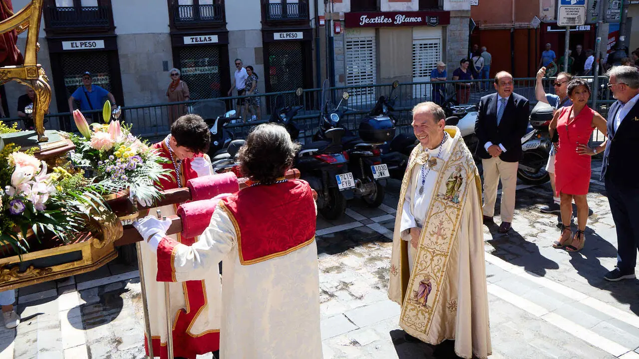Procesi&oacute;n de la Virgen del Camino, acompa&ntilde;ada por San Saturnino,  por las calles de Pamplona. I&Ntilde;IGO ALZUGARAY