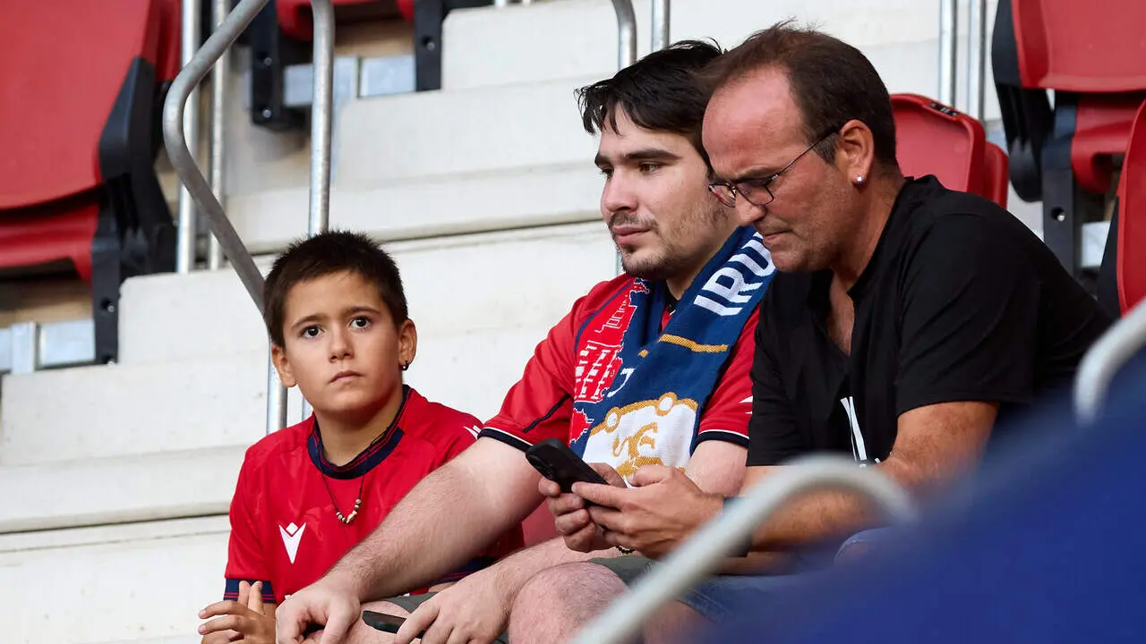 La grada del estadio de El Sadar durante el partido de LaLiga EA Sports entre CA Osasuna y Getafe CF disputado en Pamplona. I&Ntilde;IGO ALZUGARAY
